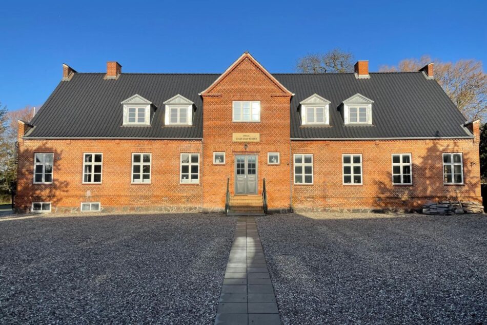 Facaden fra indkørslen