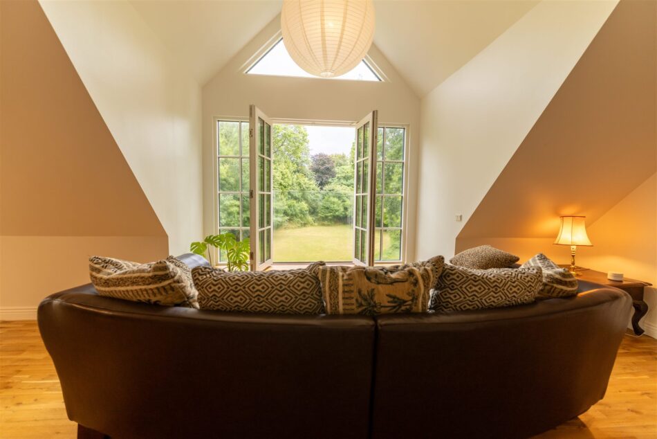 Lounge med havedøre åbne mod haven